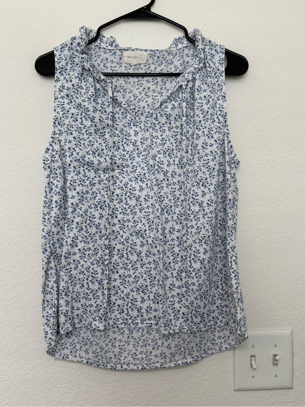 MELLODAY Light Blue Floral Tie-Neck Sleeveless Top